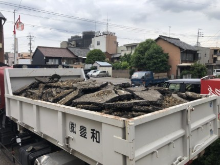 ダンプ積み込み｜名古屋市東区のアスファルト舗装撤去