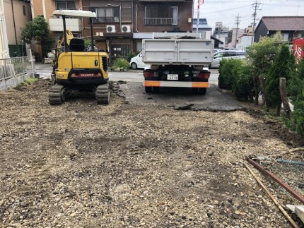 解体中｜名古屋市東区のアスファルト舗装撤去