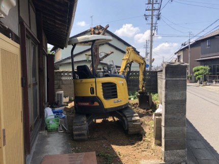 重機と併用で、太い幹を切り倒します｜岐阜市の庭木伐採