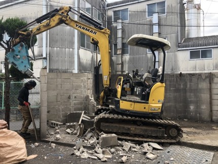 愛知県犬山市|重機によるブロック塀のハツリ作業