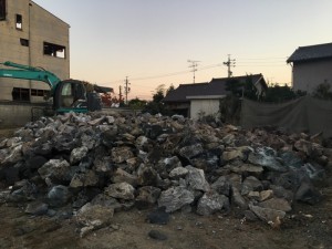 【愛知県小牧市】巨大な庭石を破砕して撤去処分する