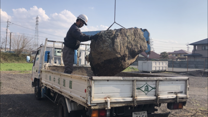 【名古屋市昭和区】大きな庭石を大型クレーンで撤去処分する