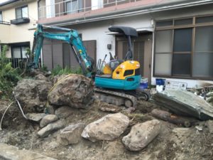 【名古屋市北区】庭石と庭木の撤去工事と駐車場の砂利敷き工事