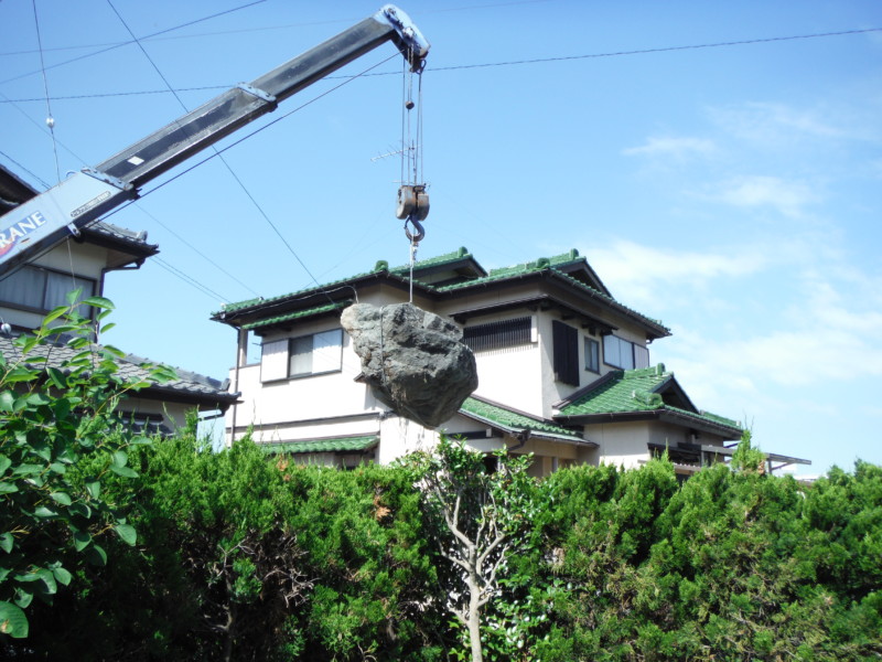 名古屋市天白区の庭石撤去処分 9万円【垣根からクレーンで吊る】