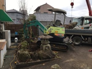 愛知県犬山市の庭の解体工事【庭木伐根と庭石撤去】2日作業30万円