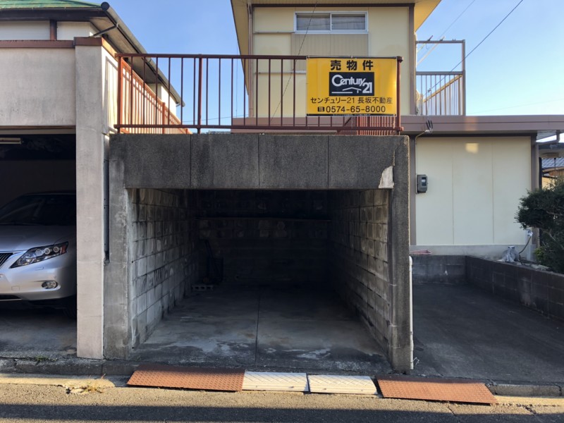 岐阜県可児市の駐車場車庫の解体工事と乗り入れ土間打ち