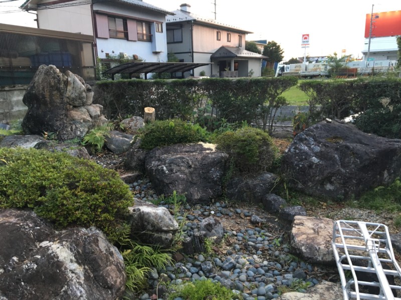 【岐阜県岐阜市】大きな庭石と庭木を撤去処分して庭を解体する