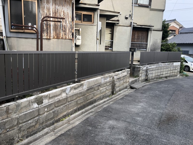 老朽化したブロック塀を撤去して目隠しフェンスを設置する