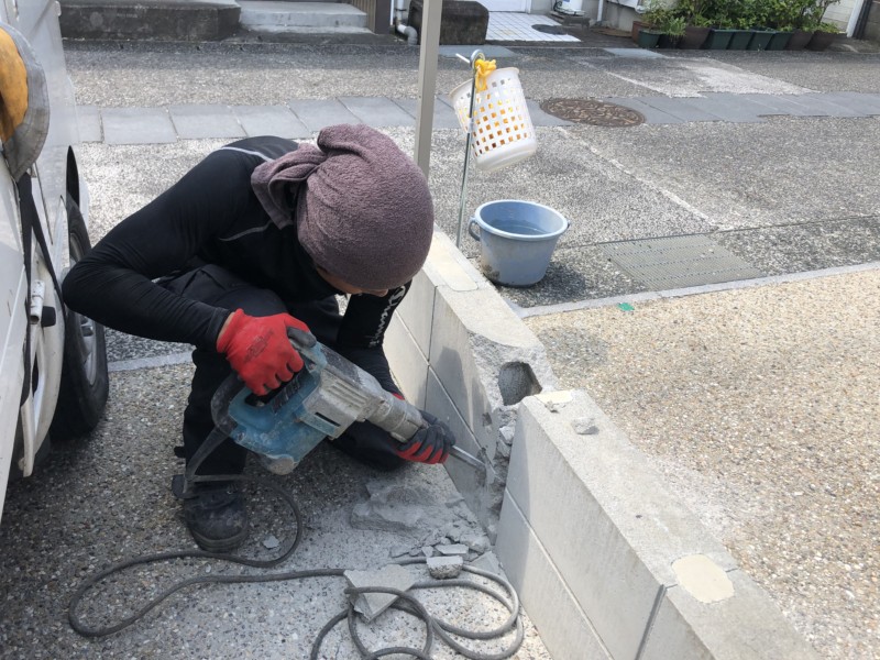 ブロックとフェンスが邪魔で、駐車場の出し入れがしにくい