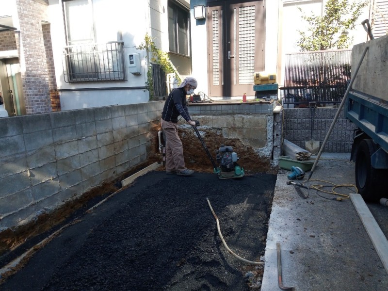 名古屋市瑞穂区の駐車場拡張工事10－砕石敷